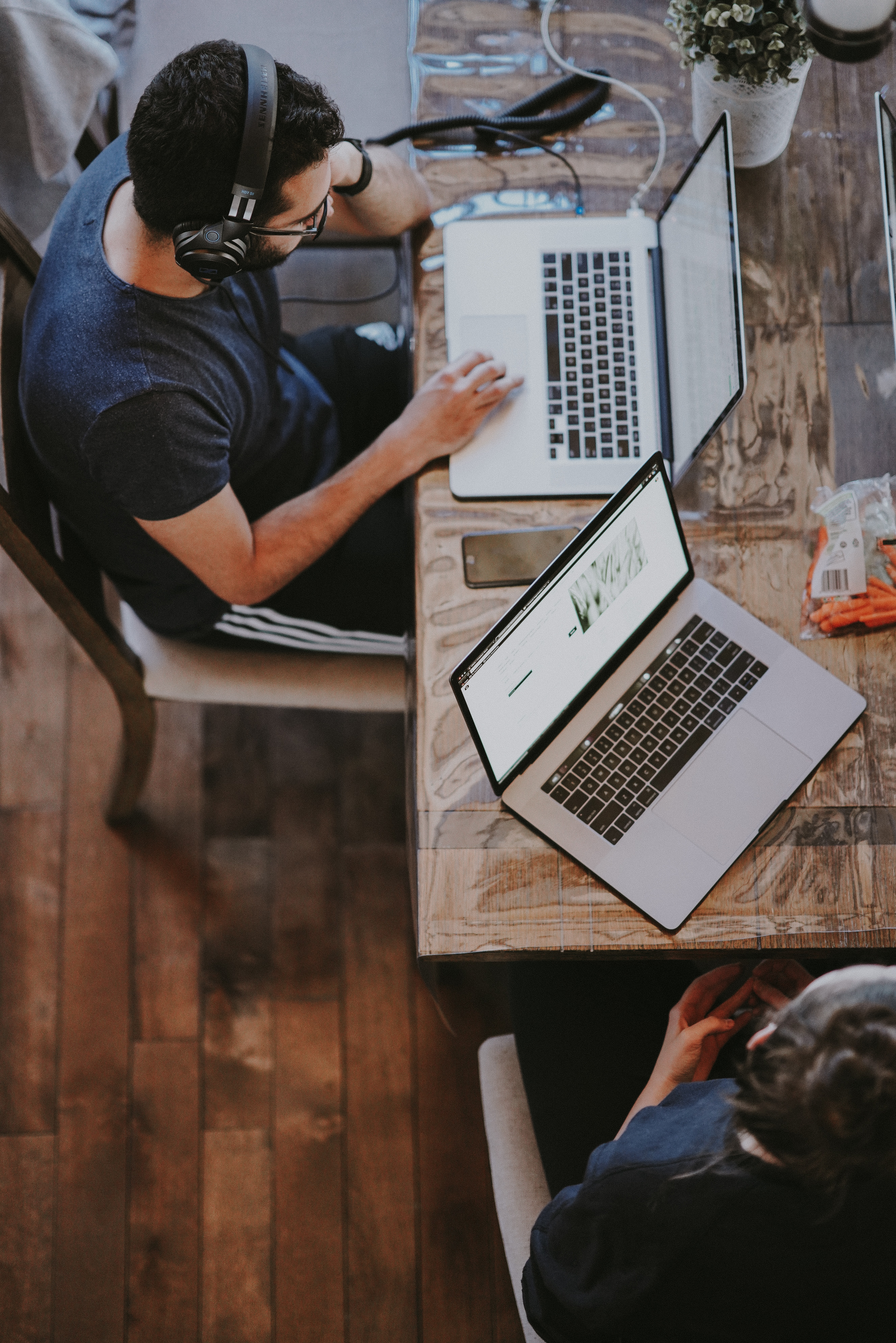 annie-spratt-vGgn0xLdy8s-unsplash designers on computer
